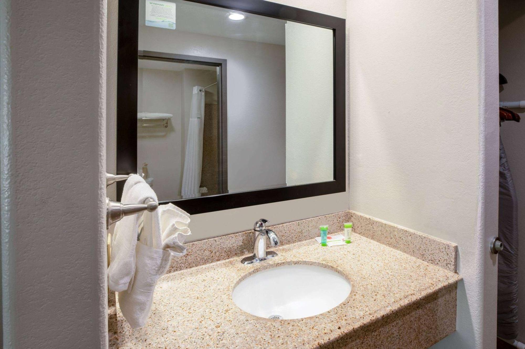 Days Inn By Wyndham Baton Rouge I-10 Екстер'єр фото