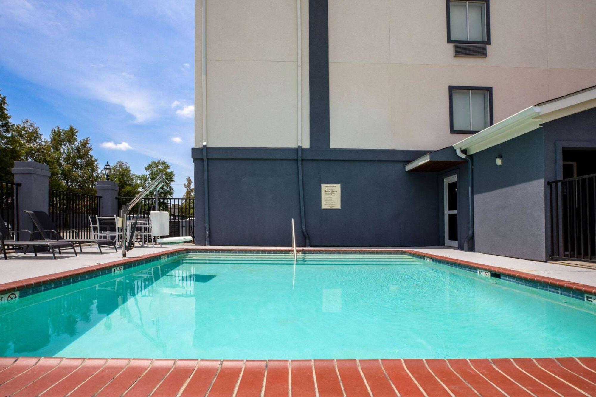 Days Inn By Wyndham Baton Rouge I-10 Екстер'єр фото
