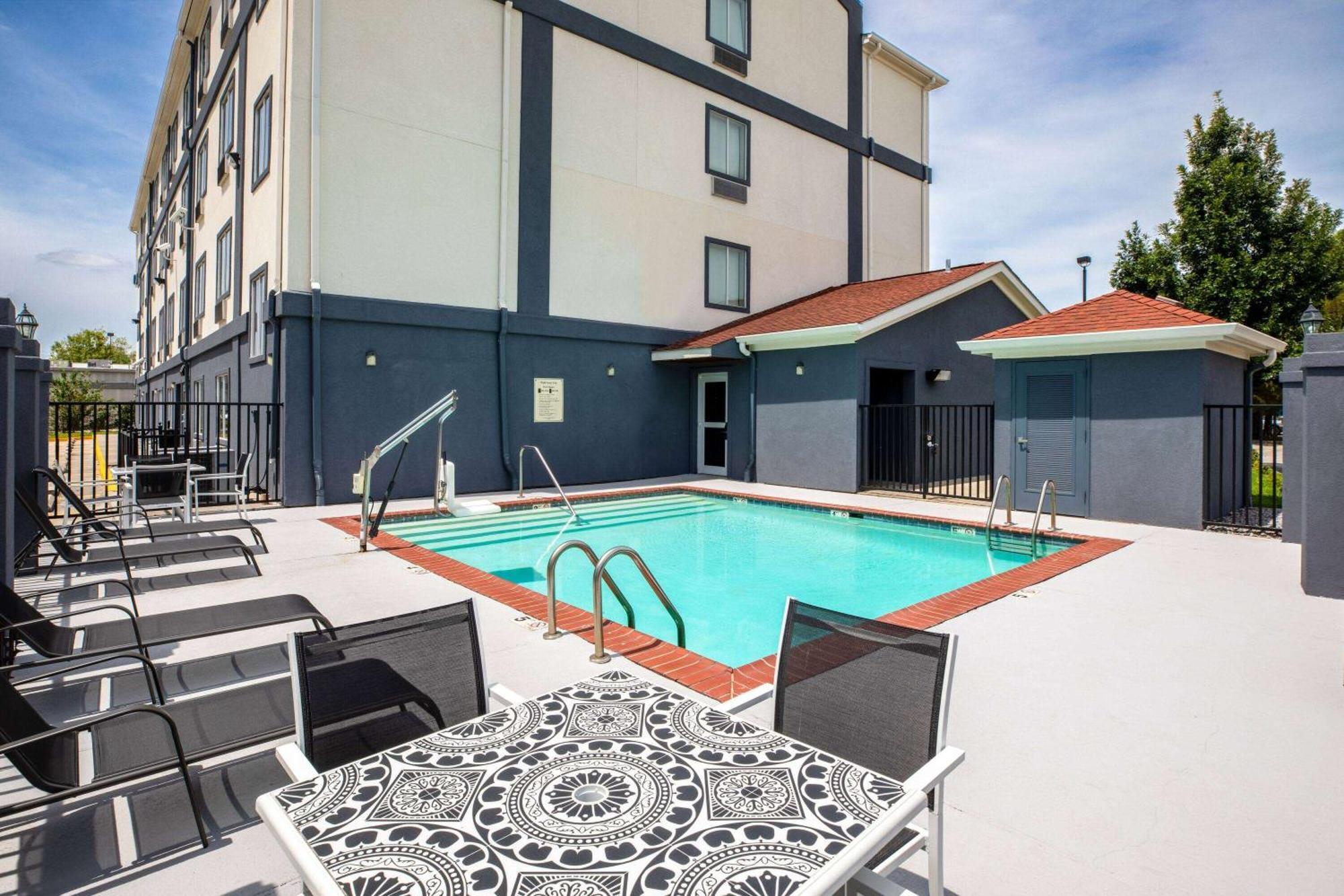 Days Inn By Wyndham Baton Rouge I-10 Екстер'єр фото